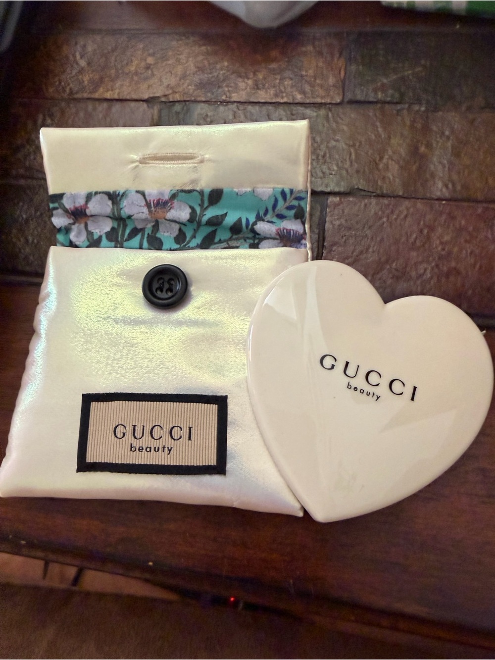 Gucci Beauty Heart Compact with Satin Pouch - White